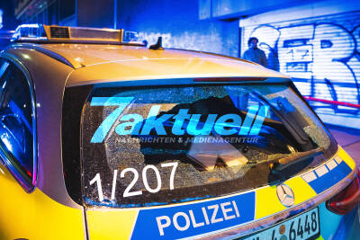 Angriff auf Einsatzkräfte auch in Stuttgart: Polizei während der Fahrt attackiert - Heckscheibe von unbekanntem Täter eingeschlagen