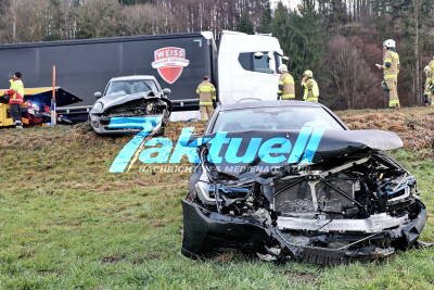 Verkehrskollaps nach 3-fach Crash - BMW gerät in Gegenverkehr und rammt zwei PKW´s - Fahrerin schwer verletzt