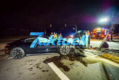 Rotlichtfahrt eines VW Caddy endet mit Kollision eines E-Porsche - 2 verletzte Personen