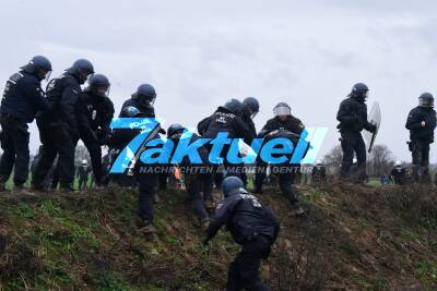 Klima-Aktivisten stürmen Tagebau in Lützerath - aktuell schwere Ausschreitungen und Scharmützel mit der Polizei