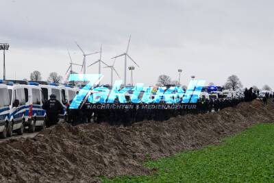 Klima-Aktivisten stürmen Tagebau in Lützerath - aktuell schwere Ausschreitungen und Scharmützel mit der Polizei