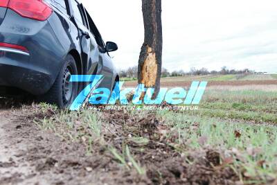 Überholmanöver missglückt - Opels Fahrer kracht frontal in Baum - Schwerer Unfall bei Kernen im Remstal