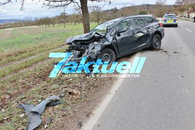 Überholmanöver missglückt - Opels Fahrer kracht frontal in Baum - Schwerer Unfall bei Kernen im Remstal