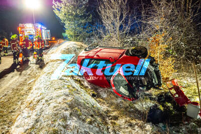 Unfall bei Schneeglätte - Kleinwagen kommt von Fahrbahn ab und bleibt im Straßengraben auf Seite liegen