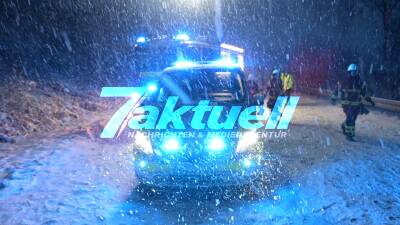 Sattelschlepper rutscht bei Schneeglätte in den Gegenverkehr - Autofahrerin eingeklemmt - PKWs zerstört - aufwendige Bergung