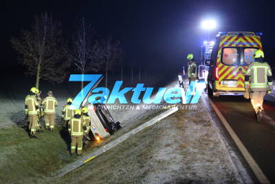 Bei Straßenglätte in Graben gerutscht und auf Seite gekippt - Eingeschlossener Jeep-Fahrer durch Feuerwehr befreit