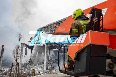  Lagerhalle in Berlin-Oberschöneweide nach Feuer vollständig zerstört