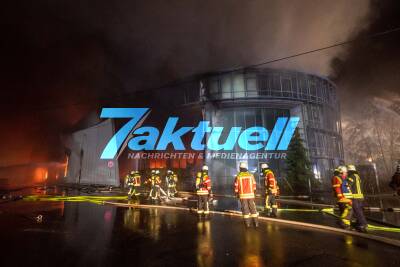 Tank mit 50.000 Liter Hydrauliköl geht in Flammen auf und mehrere Explosionen - der Schaden bei einem Brand in Allmendingen  wird auf 200 Millionen EUR geschätzt 