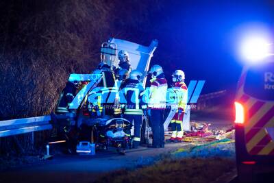 Retter muss nach Unfall selbst gerettet werden - Retter kommt mit RTW ins Krankenhaus - Berufsfeuerwehr Herten schneidet PKW auf 