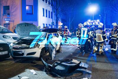 Schwerer Verkehrsunfall auf der Berliner Straße in Essen - Person aus Fahrzeug gerettet