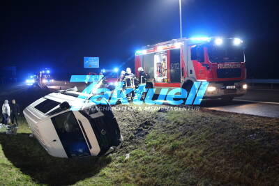 A14: Neun Ukariner verunfallen im Transporter auf Heimweg - Über Leitplanke gefahren und in Straßengraben neben Autobahn gekippt
