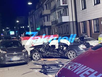 Festnahme! Tödliche Vorfahrtsmissachtung bei Rückwärtsfahrt - Fahrer kommt ums Leben - Frau und Kinder teils schwer verletzt - 5 Verletzte