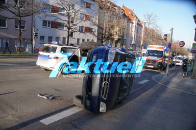 Schwerer Verkehrsunfall in Stuttgart: Taxifahrer und Mitfahrerin verletzt, Straßensperrungen und Zehntausende Euro Schaden