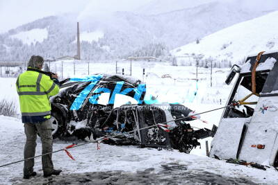 Drei Tote auf schneebedeckter Fahrbahn: PKW mit SaisonarbeiterInnen kracht in Linienbus - Drei Tote im PKW, Busfahrer in Lebensgefahr - VW Beetle massiv zerstört