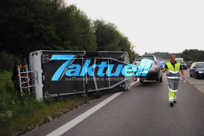 Wohnanhänger kommt auf A8 ins Schlingern und kippt um
