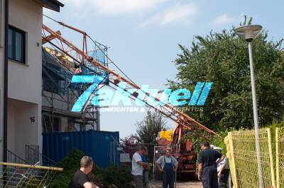 Baukran kracht mit 3-Tonnen-Treppe auf Neubau