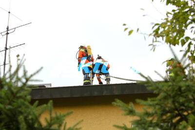 Schöne Urlaubsüberraschung: Dachstockbrand in Flammen, während Bewohner im Urlaub sind