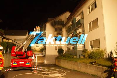 Feuer im ersten Stock eines Fünffamilienhauses - Großeinsatz für die Rettungskräfte