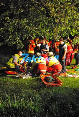 Golf mit vier jungen Leuten knallt gegen Baum: 19-jähriger stirbt, drei Schwerverletzte