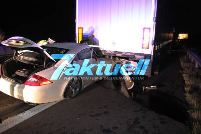 Mercedes CLS rast bis zur B-Säule unter LKW - Insassen haben riesen Glück: Nur leicht verletzt