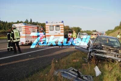 Raser drängt Opel von Autobahn - Familie mit Kleinkind schwer verletzt, Unfallverursacher auf Flucht!