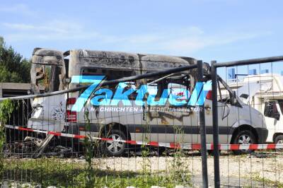 Nach Brandstiftung ausgebrannte Wohnmobile in Weilheim/Teck