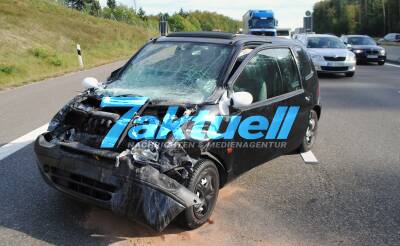 A8 bei Pforzheim: Auto fährt auf LKW - 4 Menschen verletzt, der Hund unverletzt