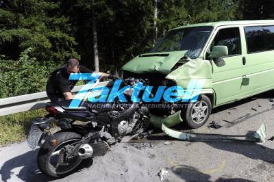 Motorradfahrer kracht frontal gegen VW-Bus - Biker stirbt noch an der Unfallstelle