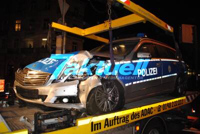 Minicar kracht mit Polizei-Streifenwagen zusammen: Drei teils schwer Verletzte