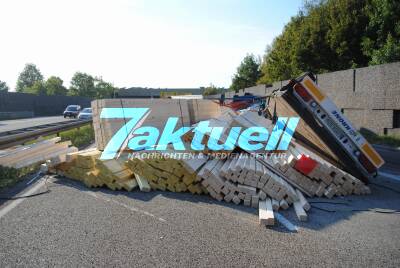 Zu schnell in die Kurve - Schwerlast-LKW kippt um und kollidiert mit einem Lastzug