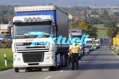 Fahranfänger übersieht Motorradfahrer im Überholvorgang
