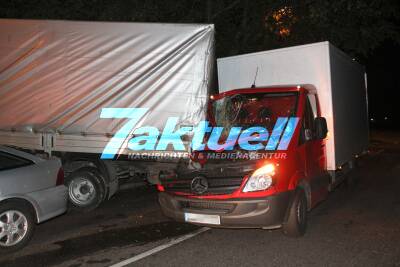 LKW kracht auf stehenden Lastwagen - Kleinlaster wird in Vorgarten geschoben