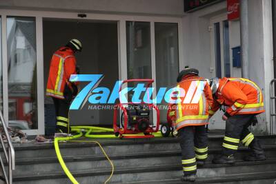 Treppenhaus im Vollbrand - 2 Schwerverletzte, 20 Personen durch Feuerwehr gerettet