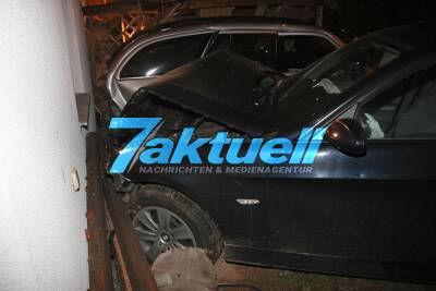 Polen krachen betrunken gegen Haus, 2 Autos und Gartenhaus schrott, Anwohner halten Flüchtige fest - Festnahme!