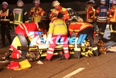 Tödlicher Horrorcrash auf der A81 - bei PKW-Überschlag aus Auto geschleudert - C-Klasse rammt mit hoher Geschwindigkeit überschlagenenen PKW