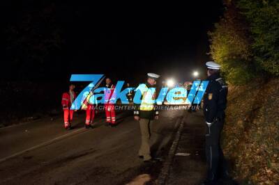 Drei Schwerverletzte nach Verkehrsunfall - Motor bleibt einige Meter weit vom Fahrzeug entfernt liegen
