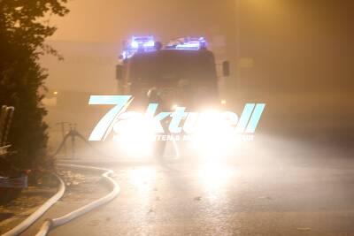 Brand zerstört Lagerhalle einer Recyclingfirma - Nacht und Tagbilder