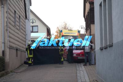 Medizinischer Notfall am Steuer - PKW fährt gegen Hauswand - Person verstorben