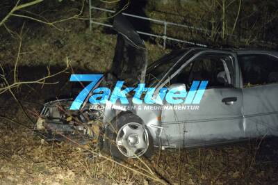 Wohnsitzloser ohne Führerschein flüchtet vor Polizei und baut Unfall - Kennzeichen gestohlen