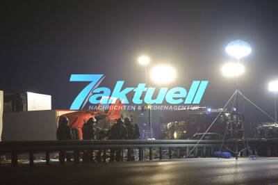 [Mit Video!] Gefahrgutlaster stürzt auf A 81 nach Crash mit zweitem Laster auf Seite – Feuerwehr mit Vollschutz im Einsatz