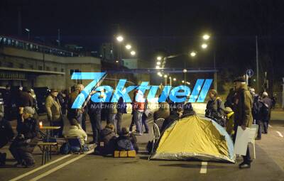 [Mit Videos!] S21: Polizei sperrt Bereich um Bahnhofs-Südflügel für Abrissarbeiten ab