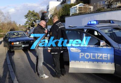 Mazda-Fahrer von tiefstehender Sonne geblendet, gegen Mercedes geprallt und überschlagen