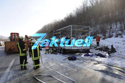 [Mit Video!] LKW muss wegen Panne auf A 8 stoppen – Fahrer wird von Transporter erfasst und getötet - Helfer kann sich durch Sprung in PKW retten