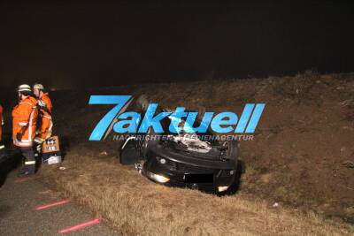 Sattelzuglenker hatte es eilig – Golf überschlägt sich nach Überholvorgang, Fahrer schwer verletzt und eingeklemmt
