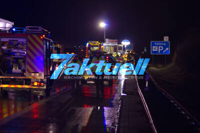 Tödlicher Verkehrsunfall auf der Autobahn: BMW geriet ins Schleudern, prallte gegen Sattelzug