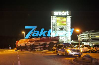 LKW-Anhänger macht sich selbstständig und kracht auf geparkte Autos