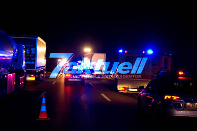 Schwerer Verkehrsunfall auf der A 81 – Paletten-Laster umgekippt, LKW-Fahrer eingeklemmt, 3 Verletzte
