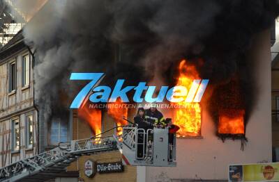 Großbrand in Schorndorfer Gaststätte - spektakuläre Feuer-Fotos - Frau und Kind werden über Drehleiter gerettet