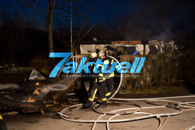 Brand zweier Müllcontainersammelplätze in einem Wohngebiet - Polizei sucht Zeugen