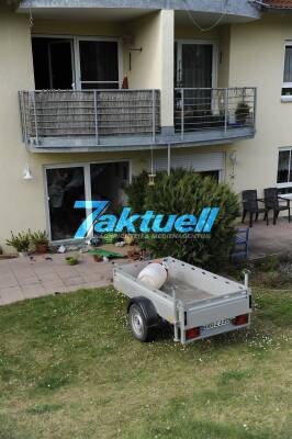 Vater setzt sein Sohn und drei Freunde in Anhänger - dieser löst sich von Quad und kracht mit den 4 Knaben in Wohnhaus - Terrasse und Wohnung verwüstet